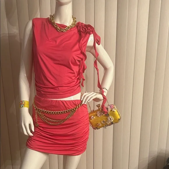 Chic Pink Ruched 2pcs skirt suit with Gold Chain Accents - Picture 2 of 6